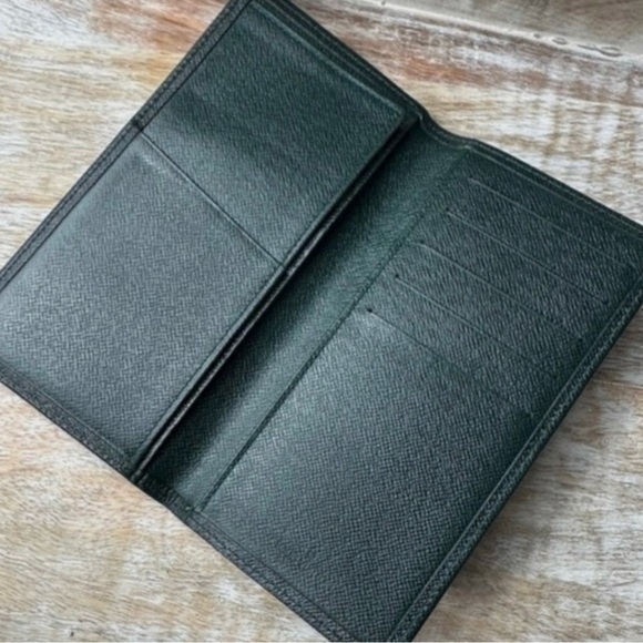 AUTHENTIC Louis Vuitton Taiga wallet. Black. Previously owned. Green. - Picture 1 of 16